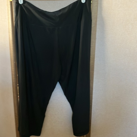 FINAL MARKDOWN NYL Vibrant Pink and Black Sports cropped slacks 2x - Picture 6 of 9